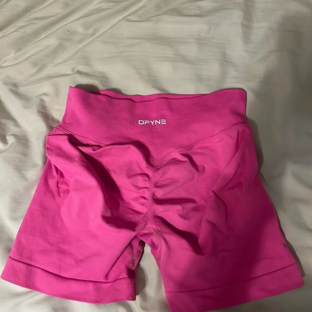 DFYNE impact shorts 4.5” Bright Fuchsia 
Size: Small - Picture 4 of 5